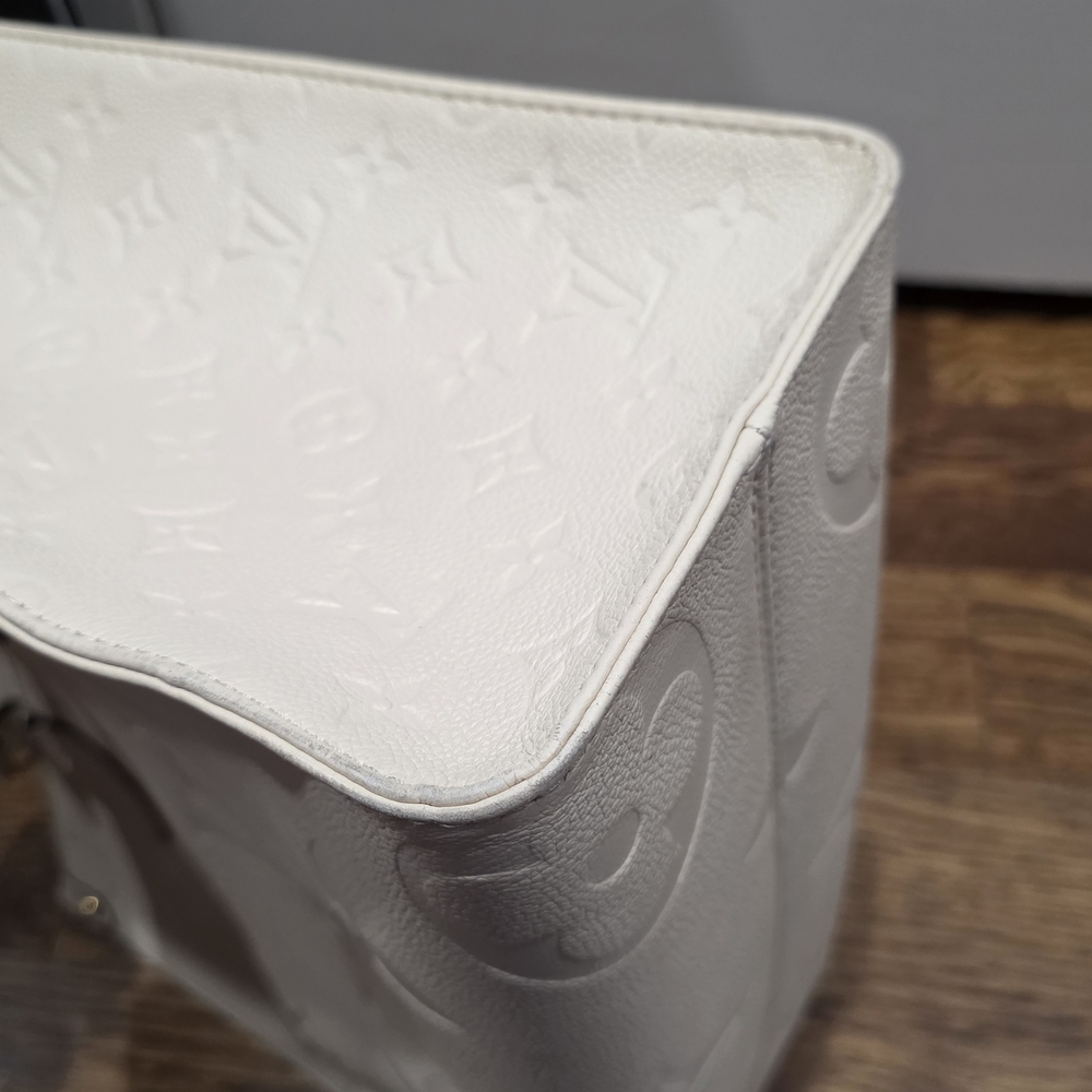 Louis Vuitton Cream Onthego MM Tote Bag - Picture 6 of 16